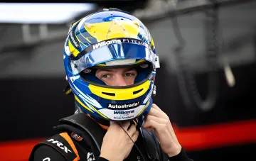 Украинский гонщик Александр Бондарев в сине-желтом шлеме команды Williams перед дебютом в Макао