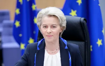 Председатель Еврокомиссии Урсула фон дер Ляйен выступает на фоне флагов ЕС