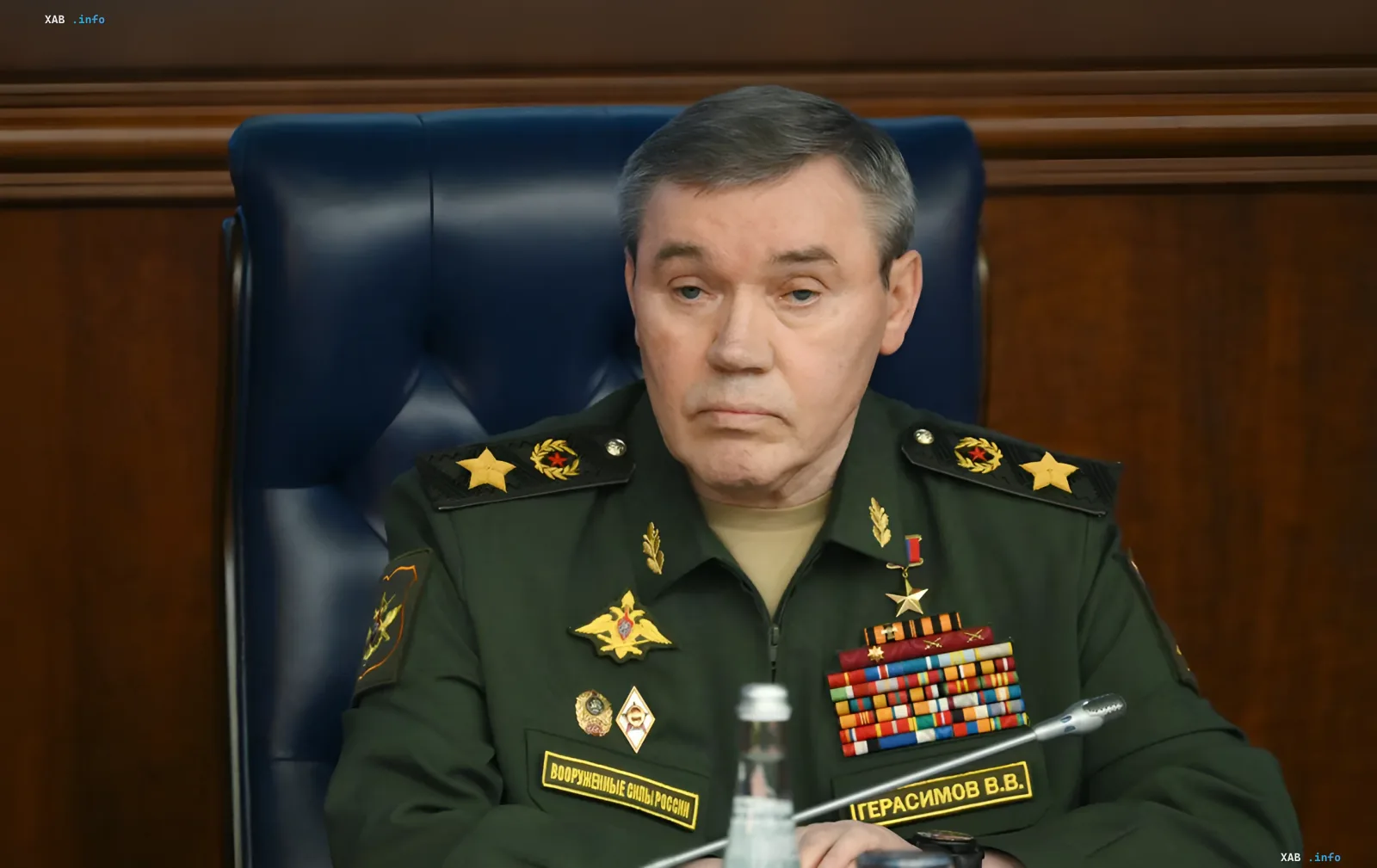 Начальник Генерального штабу ЗС РФ Валерій Герасимов у військовій формі з медалями на нараді