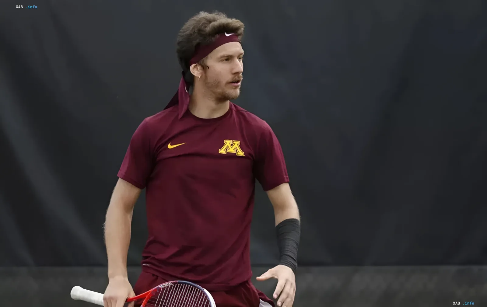 Der serbische Tennisspieler Stefan Milicevic in einem burgunderroten T-Shirt auf dem Platz