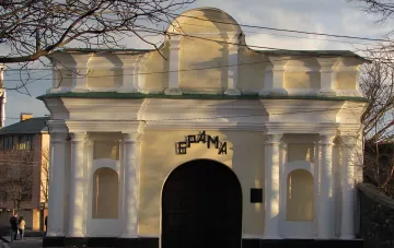 Историческое здание Московских ворот Киево-Печерской лавры с белыми колоннами и аркой