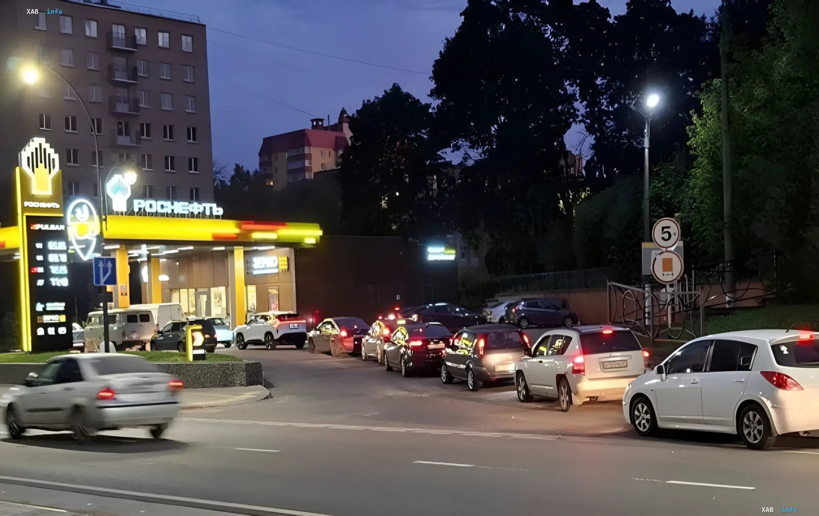 Очередь автомобилей на заправке Роснефть в вечернее время суток