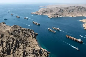 Караван нефтяных танкеров и военных кораблей следует через узкую горную Ормузскую пролив