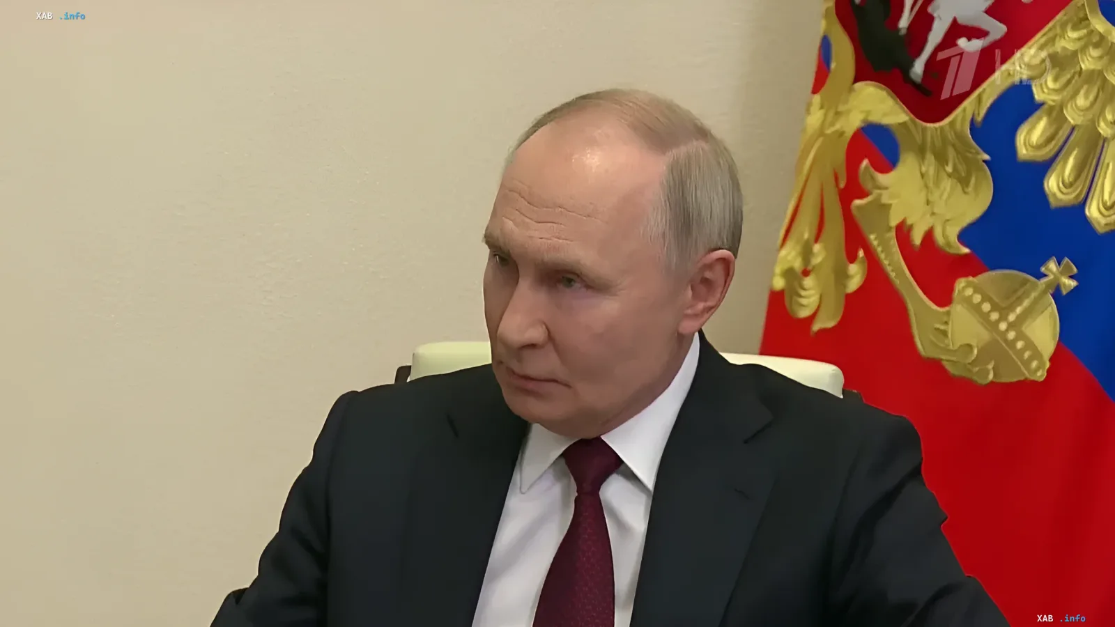 Der russische Praesident Wladimir Putin spricht bei einem offiziellen Treffen vor dem Hintergrund der russischen Staatsflagge