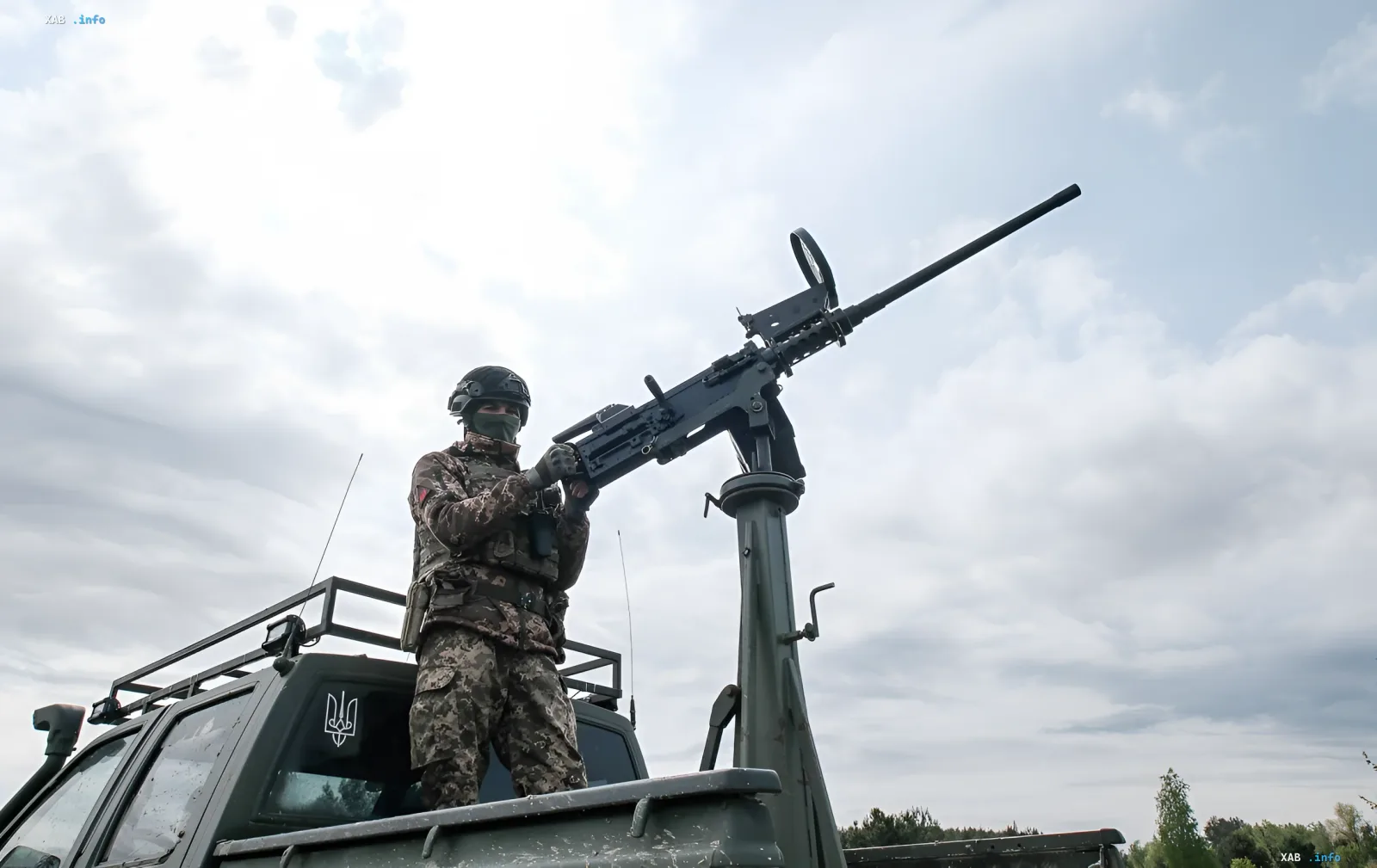 Украинский военнослужащий с тяжелым пулеметом на пикапе ПВО