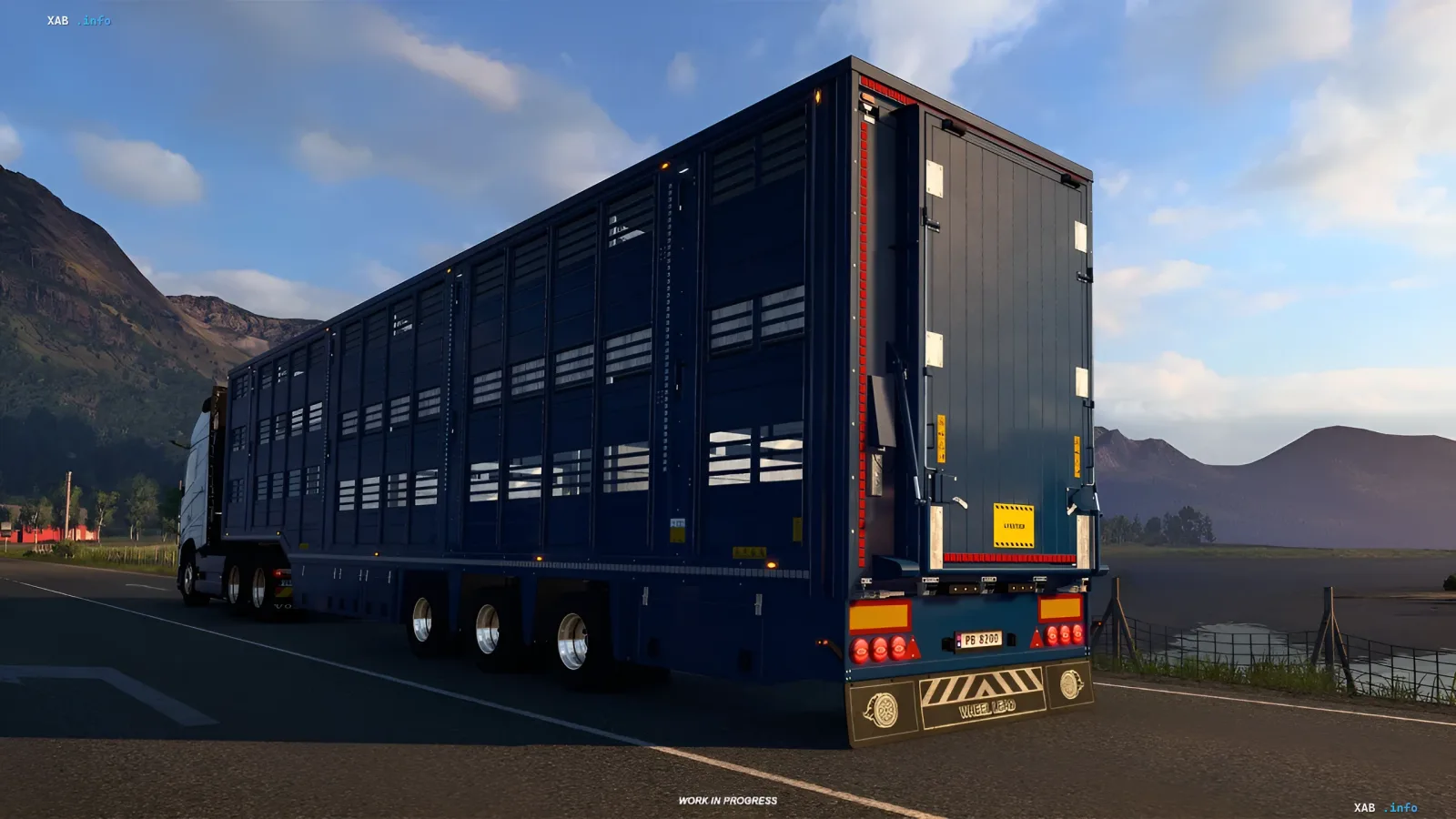 Blauer Viehtransport-Anhänger an einem Lkw auf einer Straße im Euro Truck Simulator 2