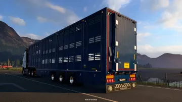 Blauer Viehtransport-Anhänger an einem Lkw auf einer Straße im Euro Truck Simulator 2