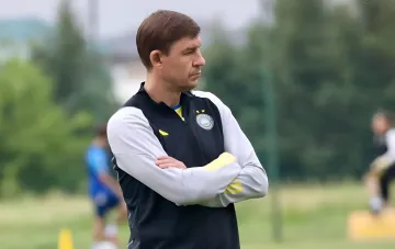 Бывший нападающий и тренер Максим Шацких в спортивной экипировке на футбольном поле