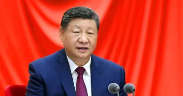 Chinese President Xi Jinping speaking at an anti-corruption meeting against a red banner
