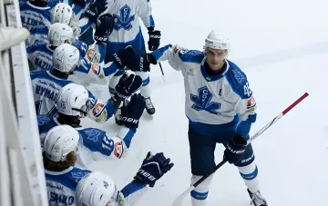 Eishockeyspieler von Sokil Kiew feiern den Sieg auf dem Eis