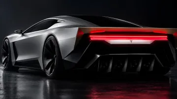Задня частина футуристичного сріблястого суперкара Tesla Roadster з червоною світлодіодною смугою та масивним аеродинамічним дифузором