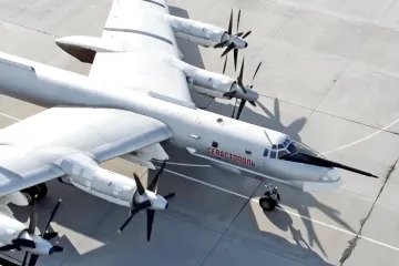 Strategischer Bomber Tu-95MSM Sewastopol auf dem Flugplatz mit Turboproptriebwerken und Pylonen