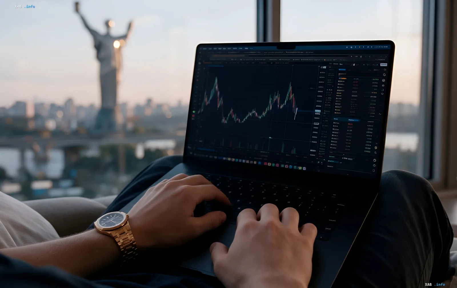 Männliche Silhouette mit Armbanduhr an einem Laptop vor der Kulisse der Kiewer Skyline und des Mutter-Heimat-Denkmals