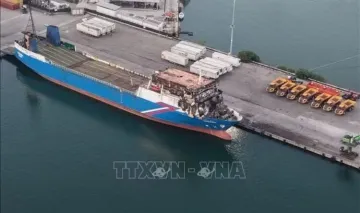 Blauer Öltanker brannte in rumänischem Hafen nach Drohnenangriff