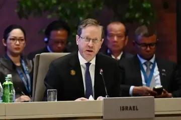 Президент Израиля Ицхак Герцог выступает за трибуной с табличкой 'Israel' на саммите СВМДА в Баку.