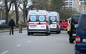 Krankenwagen und Rettungsdienste am Einsatzort in Cherson