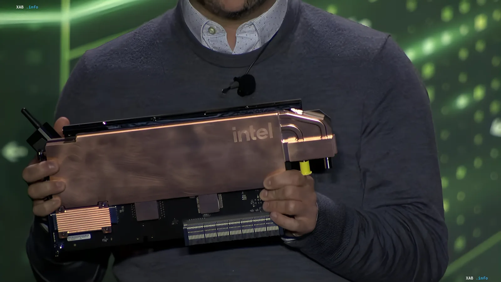 Инженер держит в руках двухчиповый ИИ-ускоритель Intel Crescent Island с медным водоблоком