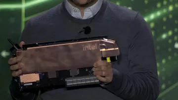 Инженер держит в руках двухчиповый ИИ-ускоритель Intel Crescent Island с медным водоблоком