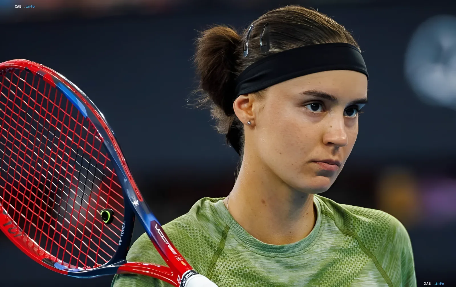 Украинская теннисистка Ангелина Калинина с ракеткой на турнире WTA 500 в Нинбо