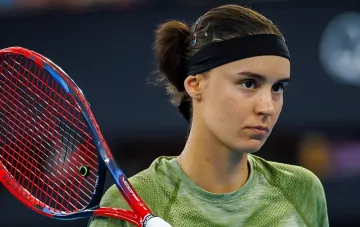 Украинская теннисистка Ангелина Калинина с ракеткой на турнире WTA 500 в Нинбо