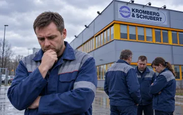 Сотрудники предприятия Kromberg & Schubert в Луцке стоят на фоне заводского здания