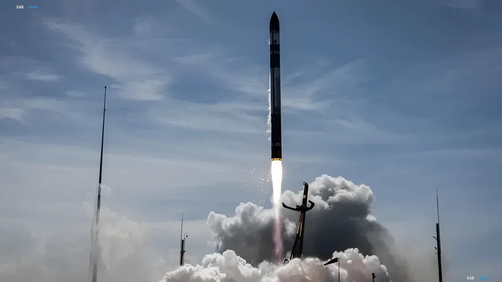 Ракета-носитель Neutron от Rocket Lab взмывает в небо в облаках дыма и пламени во время испытательного пуска