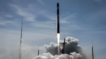 Ракета-носитель Neutron от Rocket Lab взмывает в небо в облаках дыма и пламени во время испытательного пуска