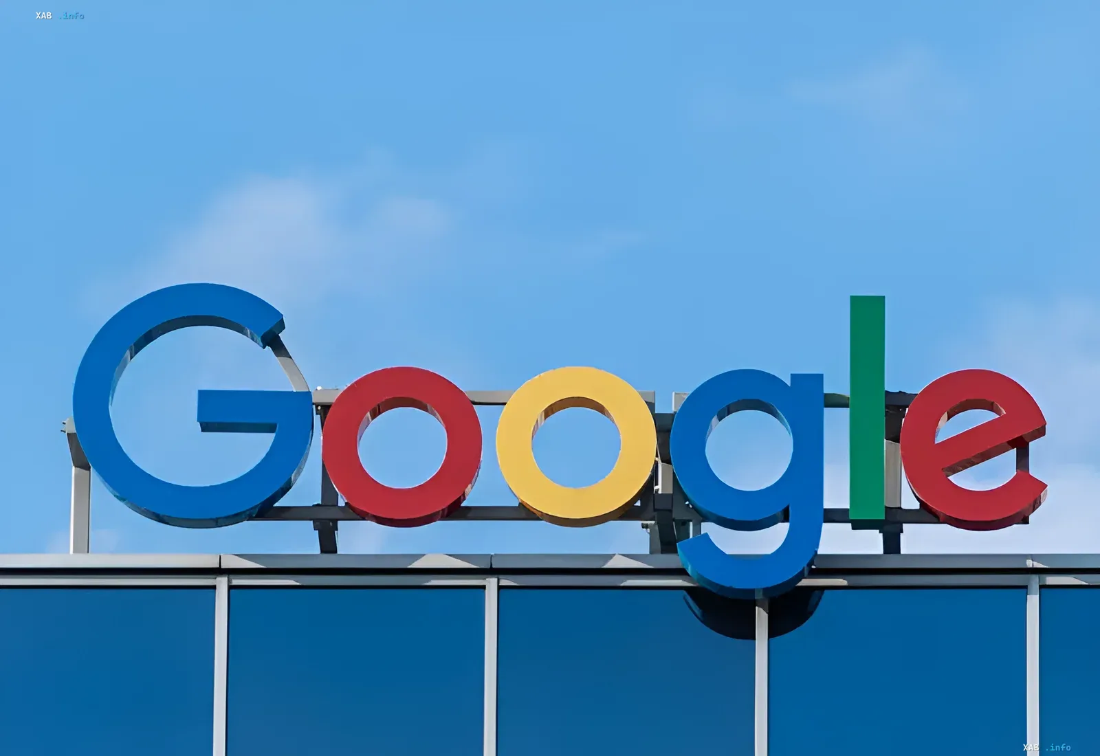 Разноцветный логотип Google на крыше современного здания под голубым небом