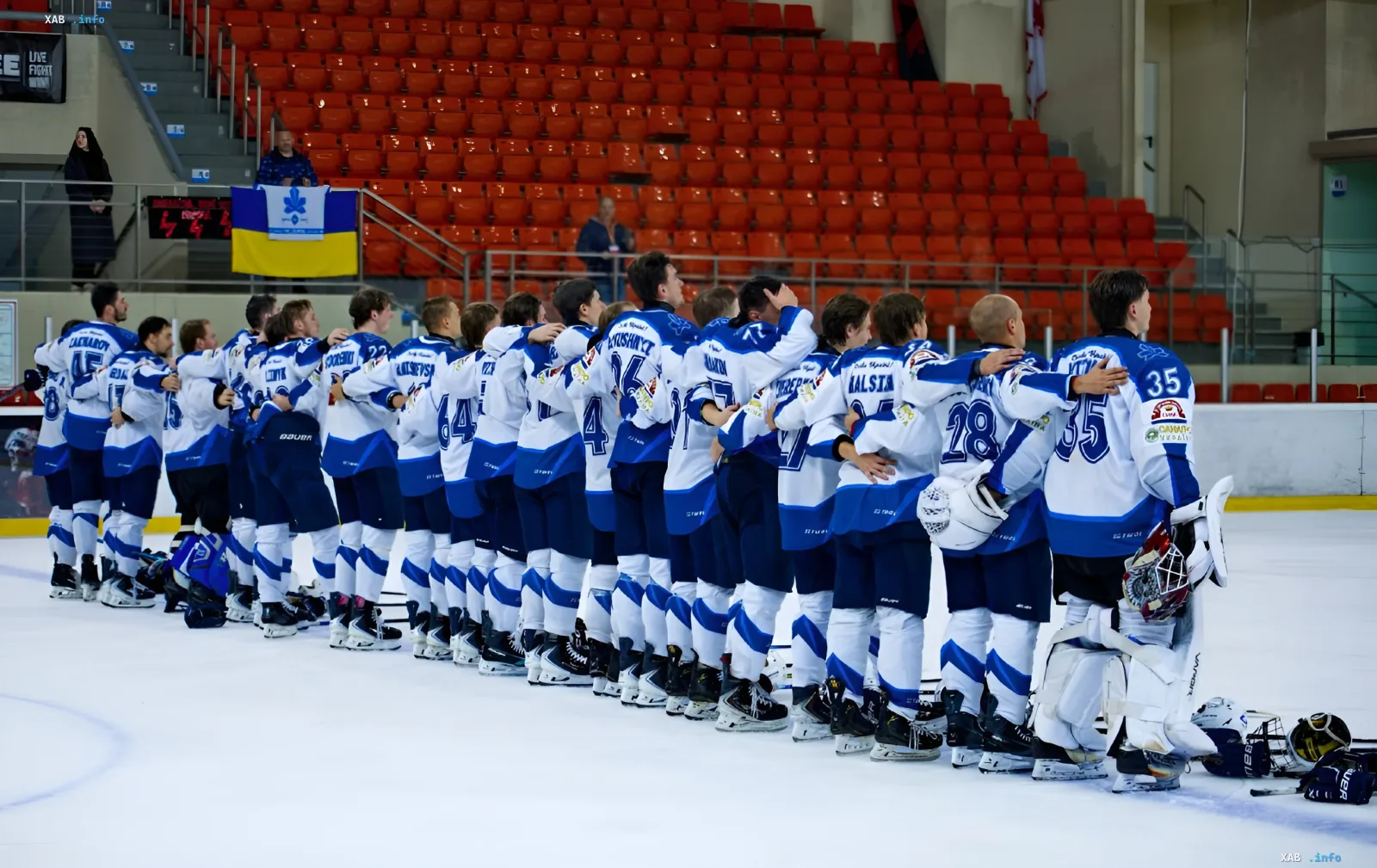 Eishockeyspieler von Kyivs Sokil stehen in einer Reihe auf dem Eis und umarmen sich während eines Continental-Cup-Spiels.
