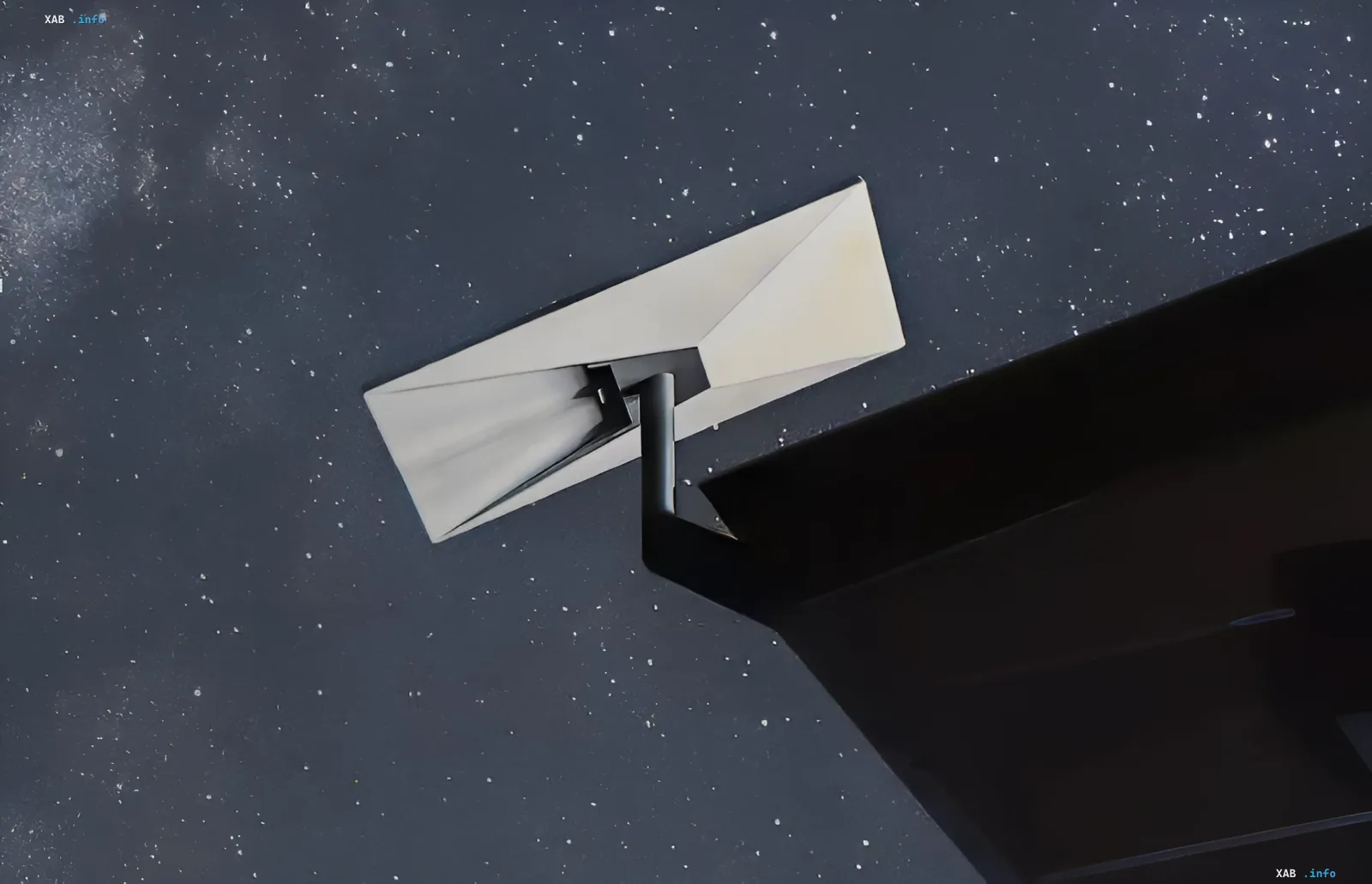 Starlink-Satellitenschüssel vor dem Hintergrund des nächtlichen Sternenhimmels zur Vorbereitung des Internetstarts