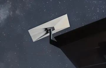 Starlink-Satellitenschüssel vor dem Hintergrund des nächtlichen Sternenhimmels zur Vorbereitung des Internetstarts