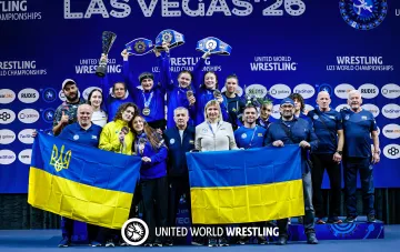 Женская сборная Украины по борьбе с медалями и флагами после победы на ЧМ U-23 в Лас-Вегасе
