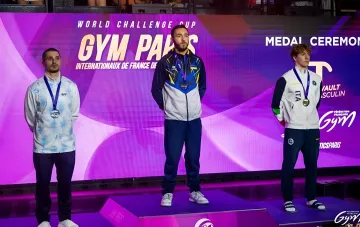 Nazar Tschepurnyj steht mit einer Medaille auf dem Podium nach einem erfolgreichen Turnwettbewerb