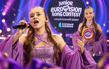 Эрика Колесниченко выступает в ярком розовом костюме на сцене Детского Евровидения