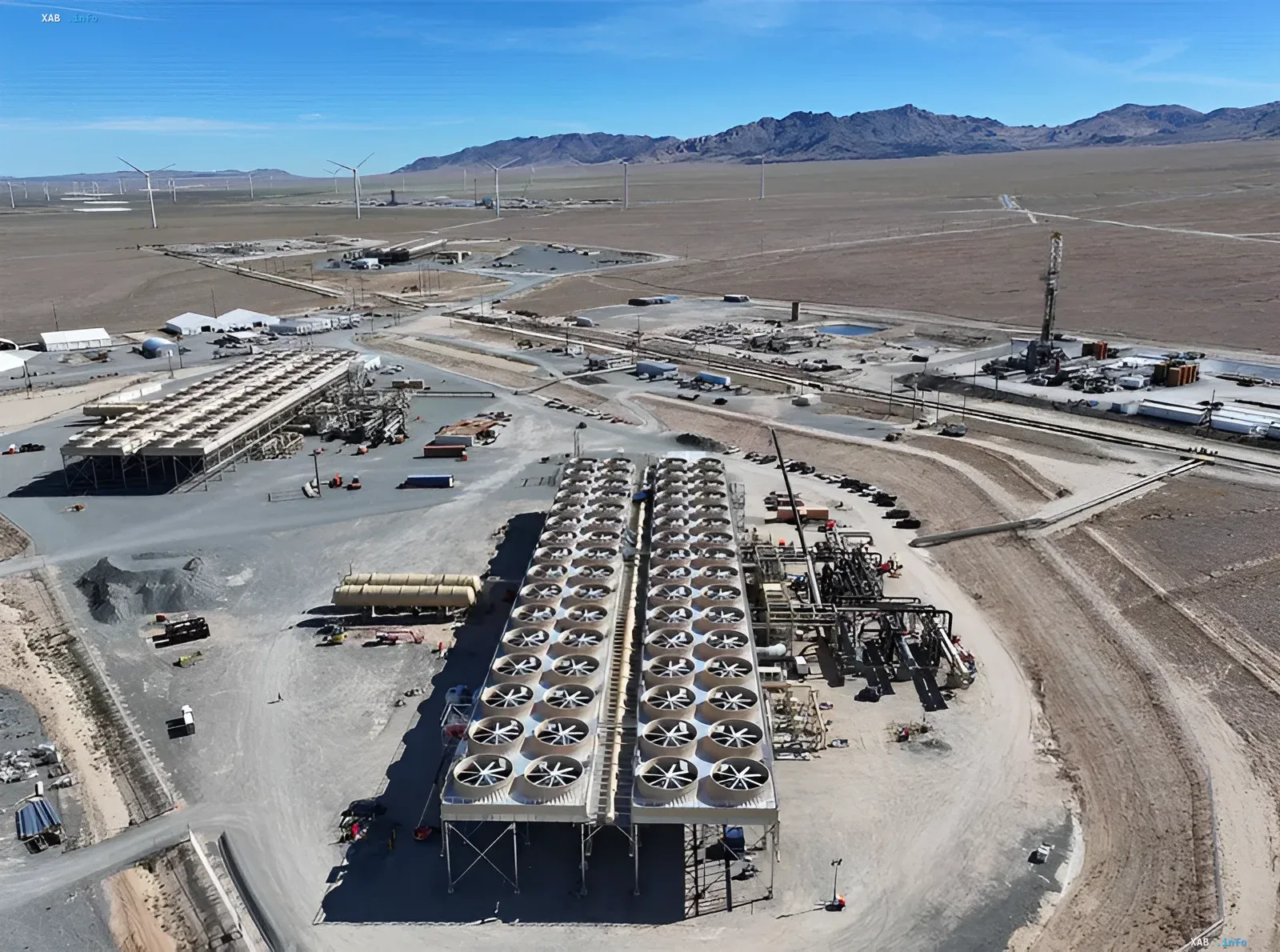 Аэроснимки промышленного геотермального объекта Cape Station компании Fervo Energy в Юте с охлаждающими вентиляторами и буровой вышкой