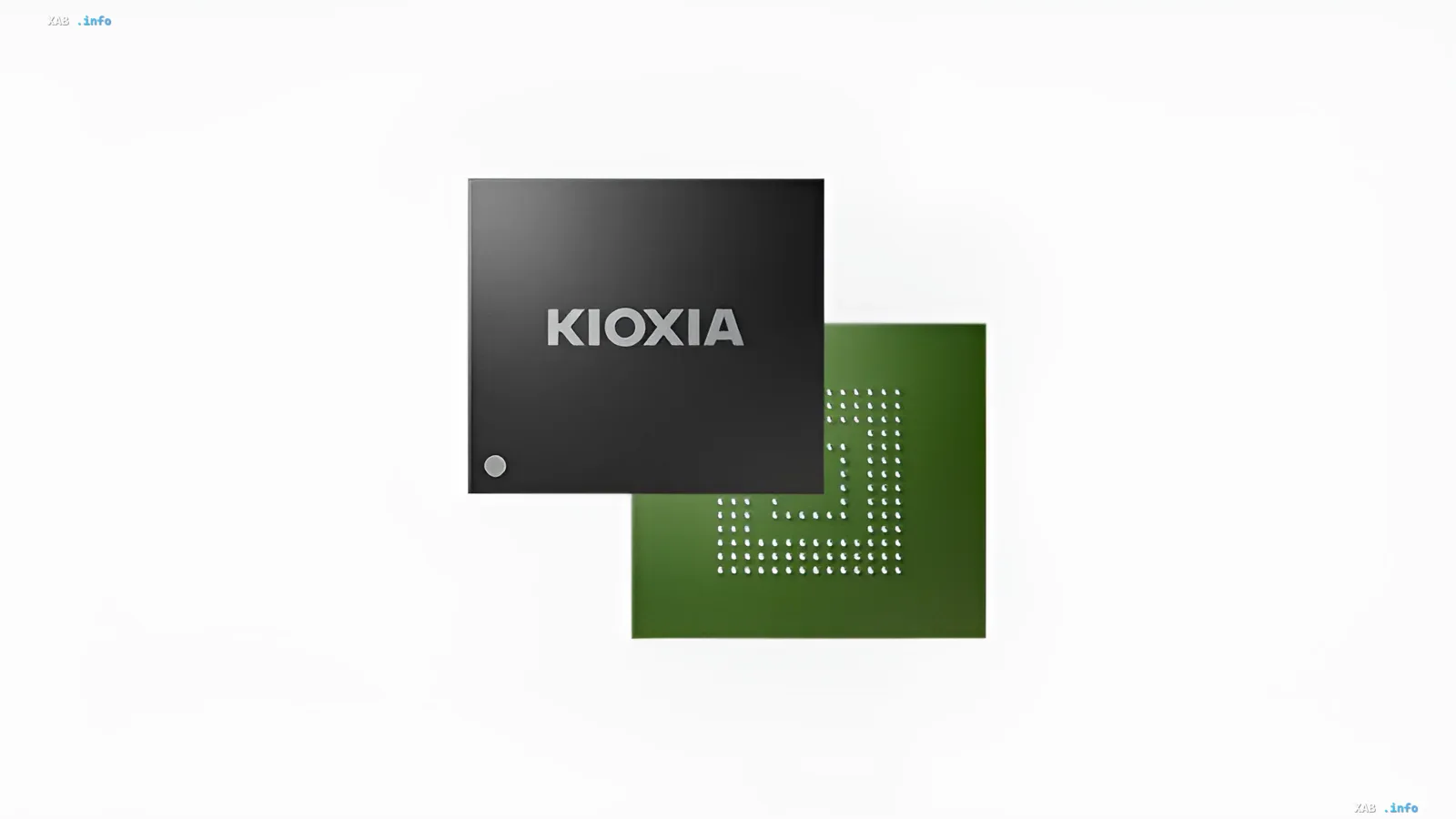 Schwarzer Kioxia-Speicherprozessor vor dem Hintergrund einer grünen Platine mit Kontakten