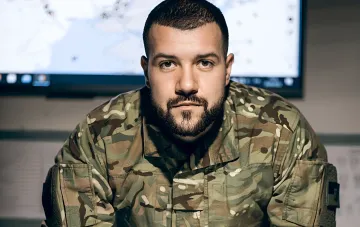 Заместитель командира Третьего армейского корпуса Родион Кудряшов в военной форме в помещении