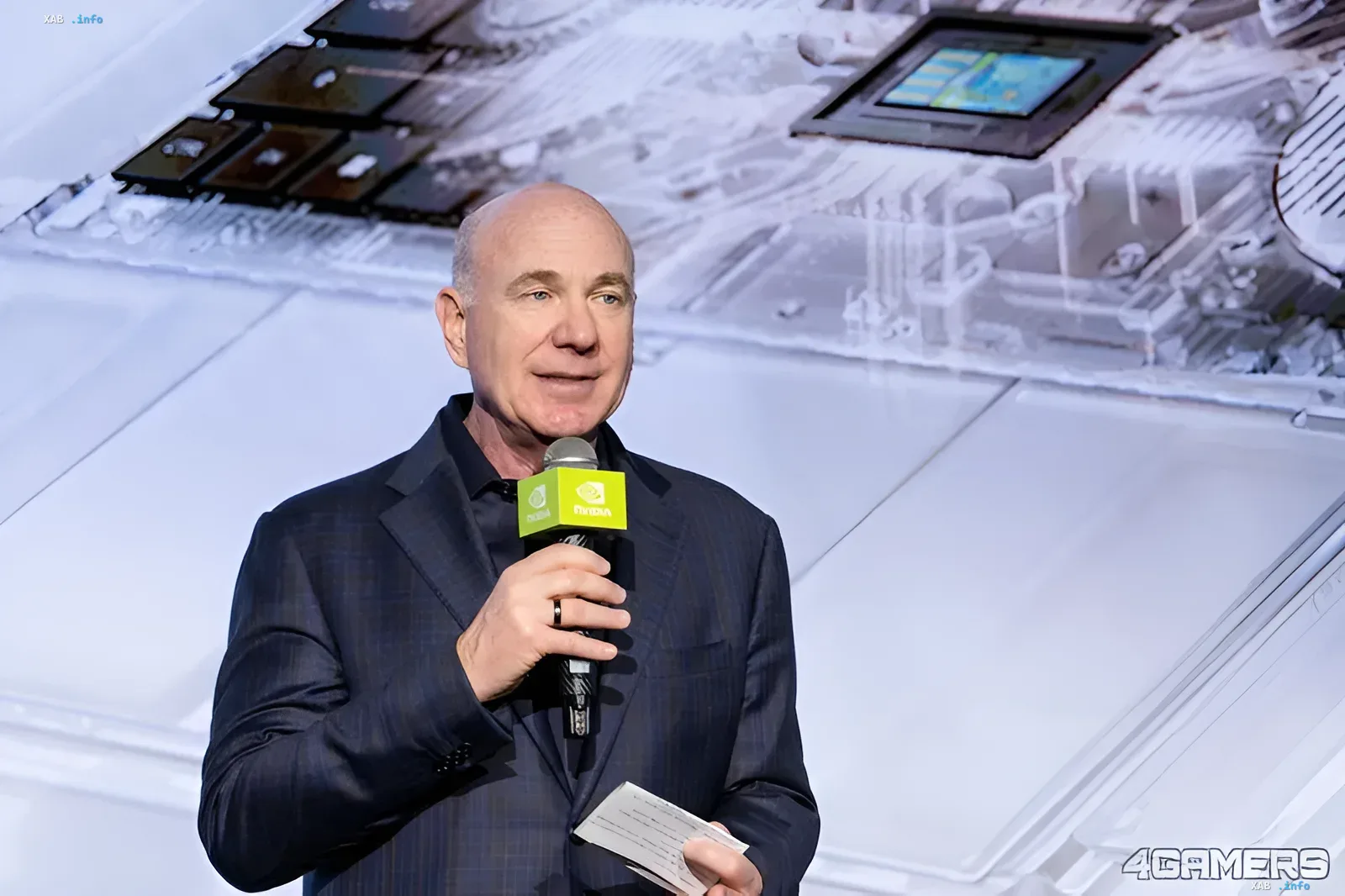Nvidia-Manager Jeff Fisher spricht mit einem Mikrofon vor dem Hintergrund von Prozessor-Schemata bei einer Veranstaltung in Taipeh.