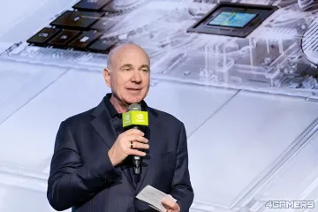 Nvidia-Manager Jeff Fisher spricht mit einem Mikrofon vor dem Hintergrund von Prozessor-Schemata bei einer Veranstaltung in Taipeh.