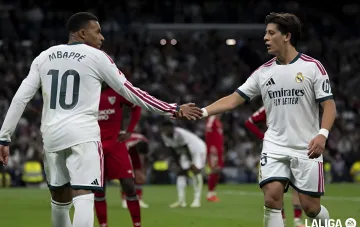 Real-Madrid-Fußballer Kylian Mbappe und Arda Guler feiern ein Tor auf dem Rasen