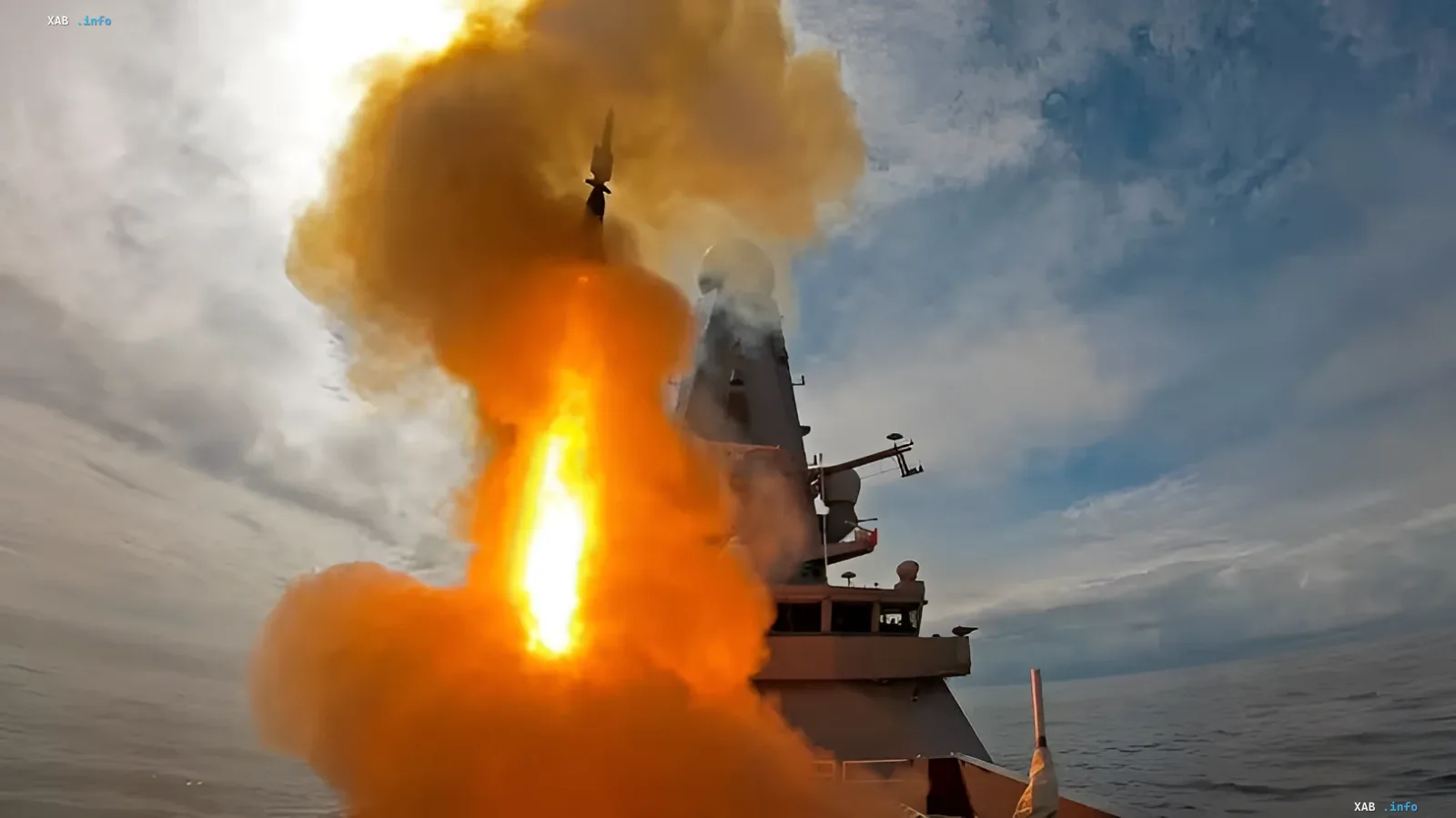 Abschuss einer Flugabwehrrakete von einem Kriegsschiff auf offener See während Militärübungen