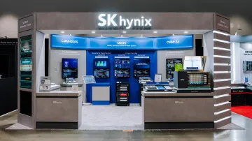 SK hynix exhibition booth showcasing CMM-DDR5 memory and MARS server systems at a conference