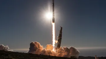 Ракета Falcon 9 компании SpaceX стартует с космодрома в лучах заходящего солнца