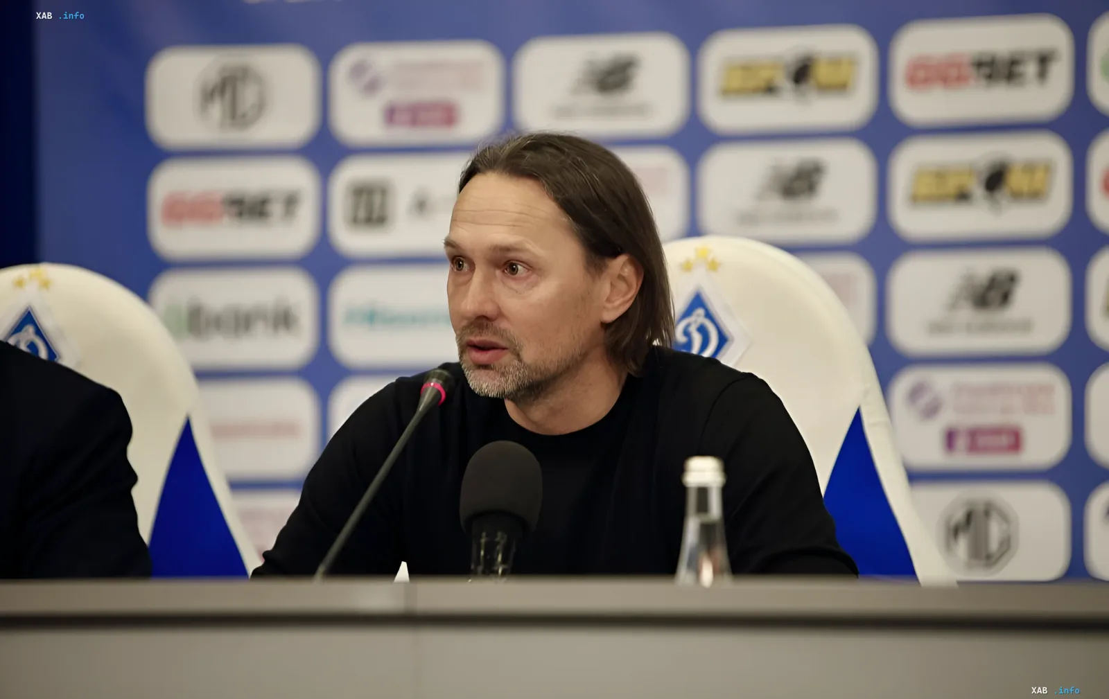 Dynamo-Kiew-Cheftrainer Ihor Kostiuk bei einer Pressekonferenz an einem Tisch mit Mikrofonen
