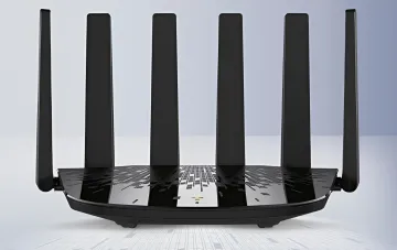 Чорний сучасний Wi-Fi 7 роутер TP-Link Avenue BE6400 із шістьма антенами на світлому тлі