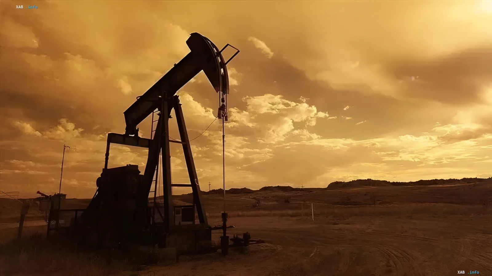 Силуэт нефтяной качалки на фоне заката на месторождении в Венесуэле