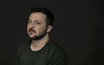 Президент Украины Владимир Зеленский в темной футболке выступает с заявлением
