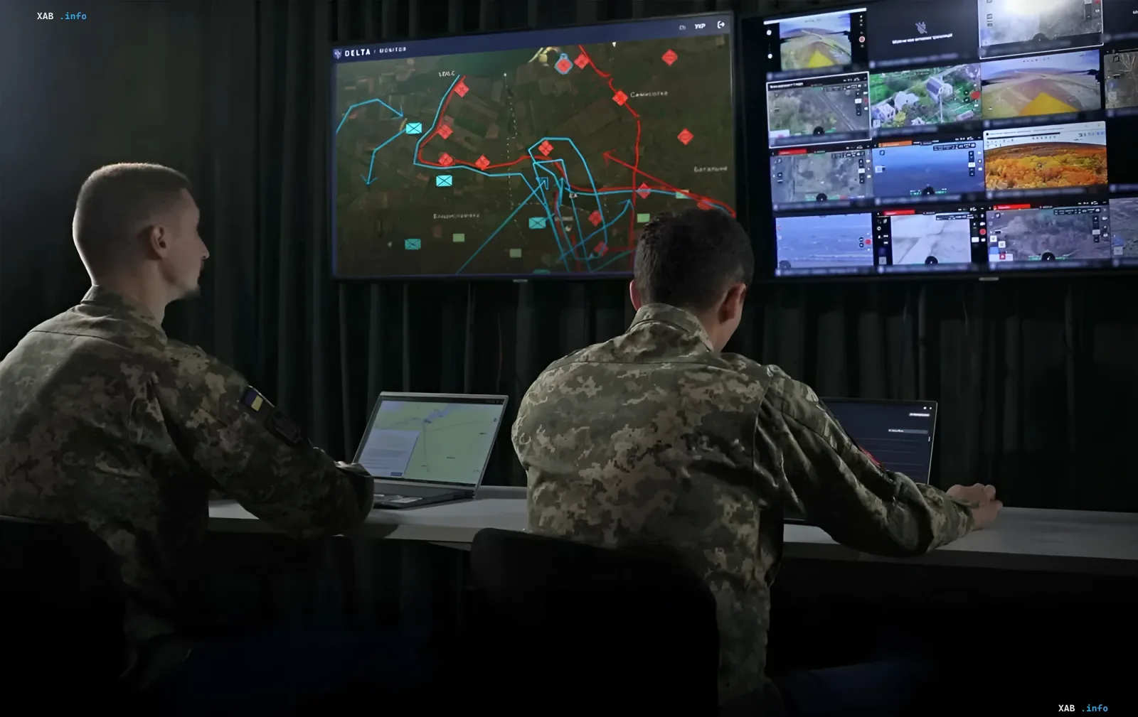 Украинские военные операторы работают за компьютерами в комнате управления боевой системы DELTA