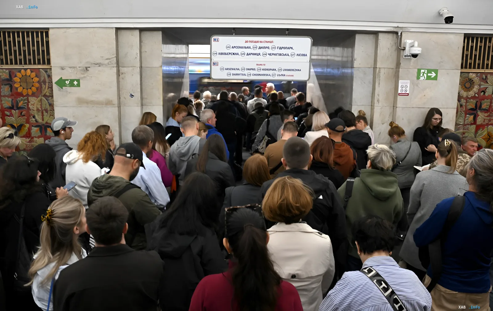 Menschenmenge in der Kiewer Metro während eines Luftalarms und Raketenangriffs