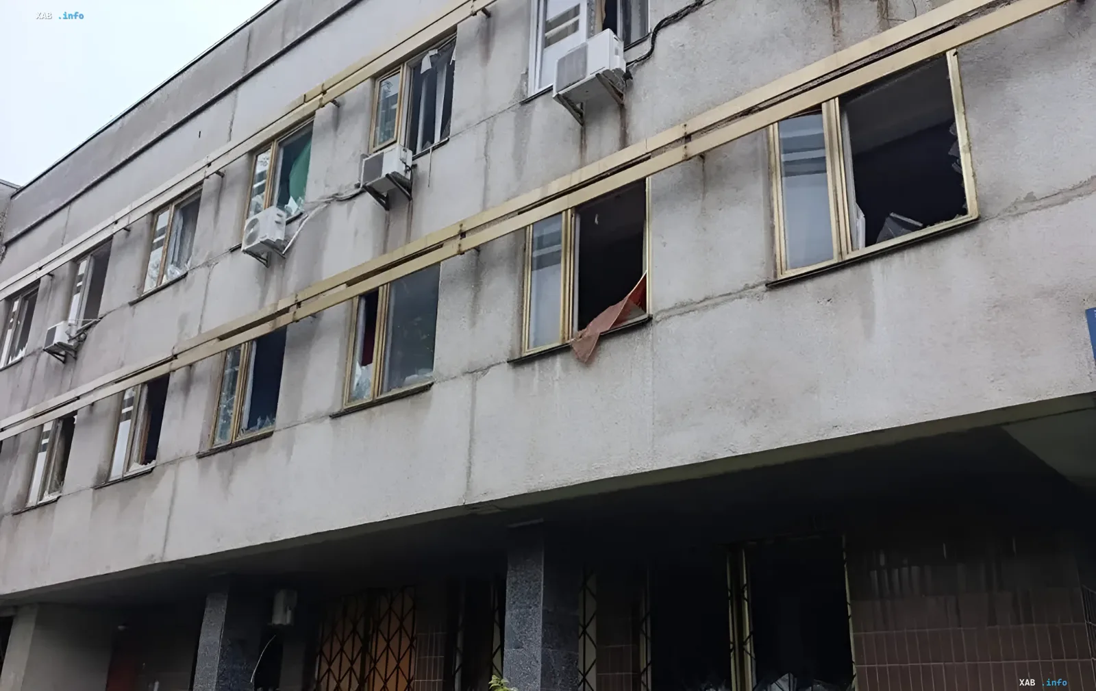 Beschädigte Fassade des Gebäudes der Buchkammer der Ukraine in Kiew mit eingeschlagenen Fenstern nach Raketenangriff